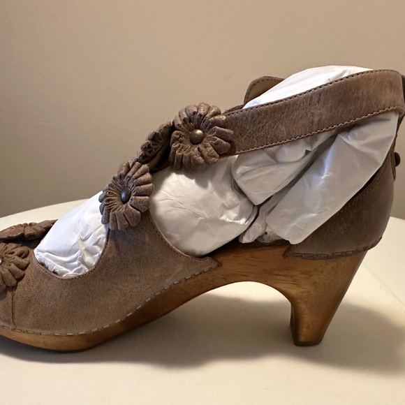 Anthropologie Sloane Flower Appliqué Clogs. Size 8. 3” Heels. Never worn. - Picture 4 of 11